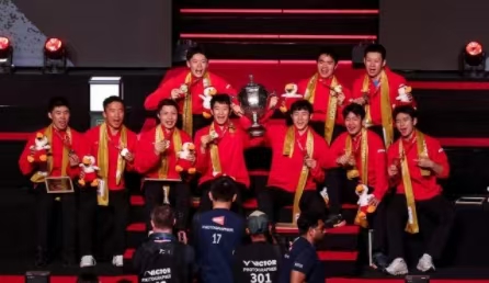 中国队，，第12次捧起汤姆斯杯！！！